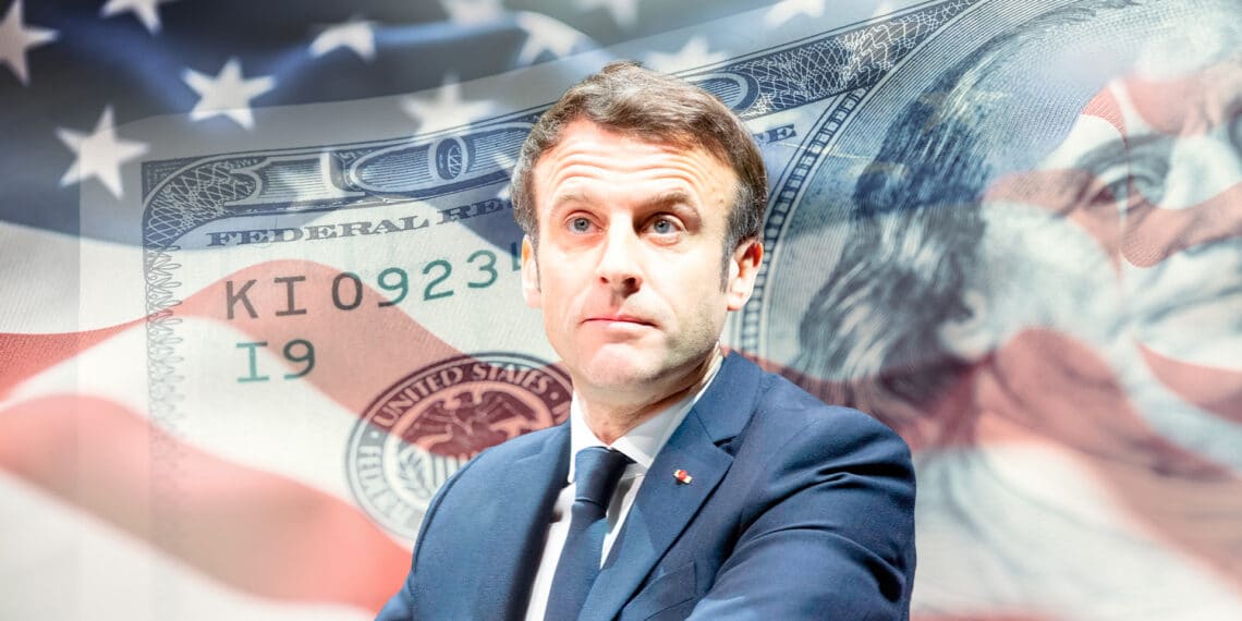 Emmanuel Macron, dólar y bandera de Estados Unidos.