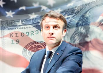 Emmanuel Macron, dólar y bandera de Estados Unidos.