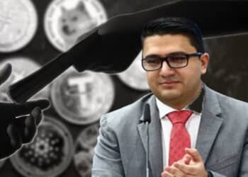 Joselit Ramirez junto a manos dándose dinero y criptomonedas de fondo.
