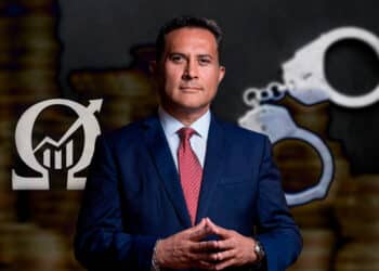 Juan Carlos Reynos junto a logo de omegapro y esposas.