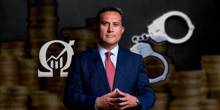 Juan Carlos Reynos junto a logo de omegapro y esposas.