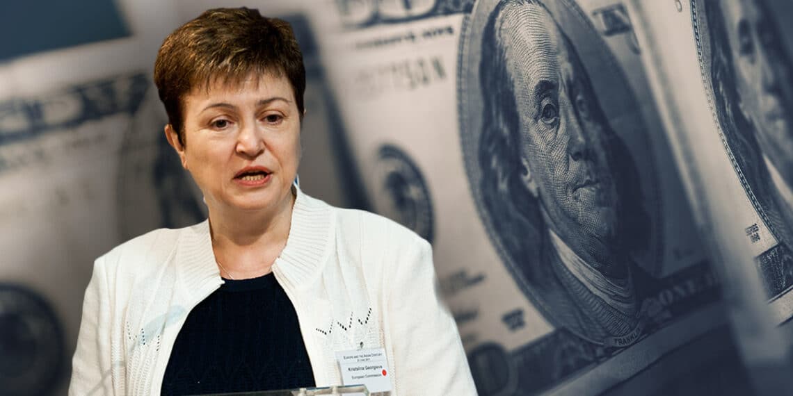 Kristalina Georgieva con billetes de dolares en el fondo