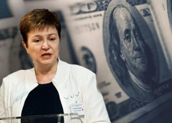 Kristalina Georgieva con billetes de dolares en el fondo