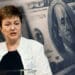 Kristalina Georgieva con billetes de dolares en el fondo