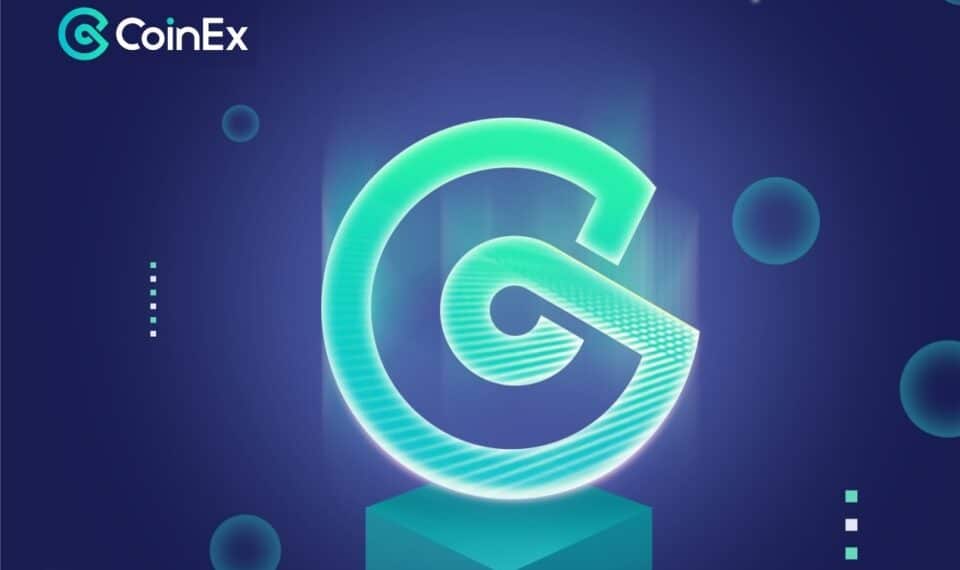 Logo de CoinEx sobre pedestal.