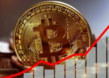 moneda de bitcoin con grafico y flecha alcista superpuesta