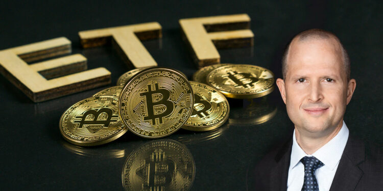Nate Geraci junto a monedas de bitcoin apiladas sobre mesa con ETF en el fondo