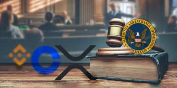 Logo de la SEC sobre libro de leyes, junto a martilo de juez enfrentado a logo de Ripple, Coinbase y Binance con sala de juicio en el fondo