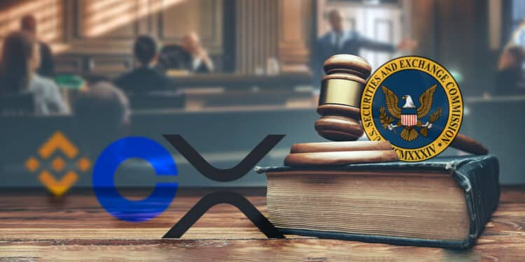Logo de la SEC sobre libro de leyes, junto a martilo de juez enfrentado a logo de Ripple, Coinbase y Binance con sala de juicio en el fondo