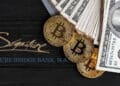 Bitcoin y dolares junto a logo de Signature Bank.