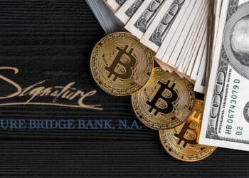 Bitcoin y dolares junto a logo de Signature Bank.