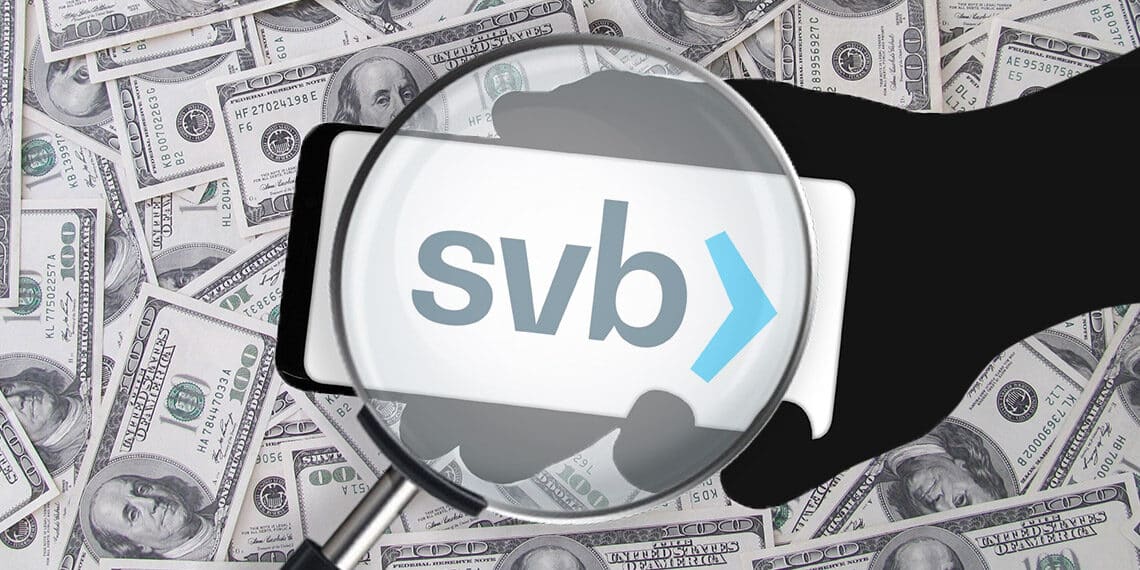 Logo Silicon Valley Bank detrás de una lupa con dolares de fondo.