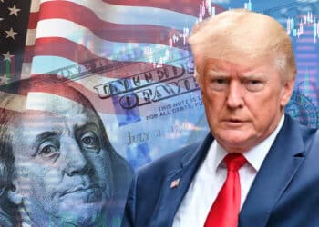 Trump junto a dolar y bandera de Estados Unidos.