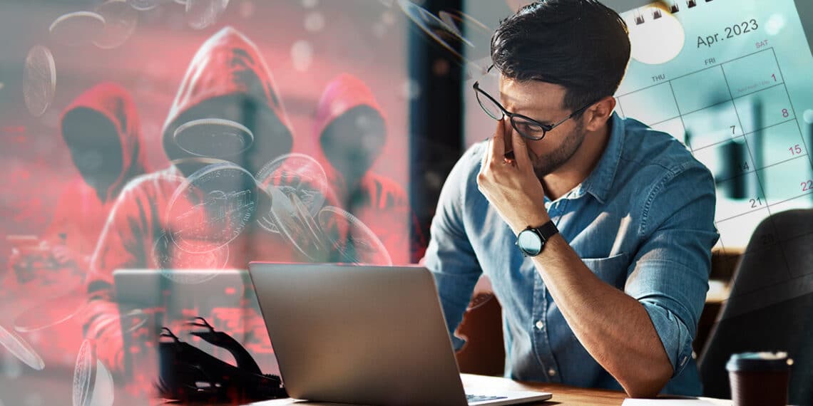 hombre estresado con monedas cayendo en frente de hackers junto a calendario de abril en el fondo