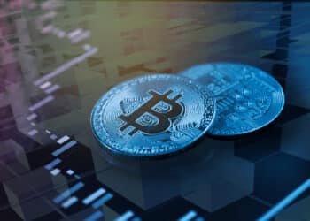 monedas de bitcoin sobre pantalla con grafico de precio y cadena de bloques en el fondo