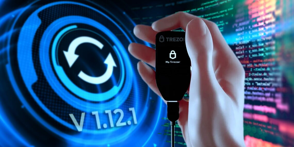 mano sostiene monedero trezor One con signo de actualización y codigo en el fondo