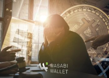 Persona siendo acusada, logo de wasabi wallet y bitcoin.