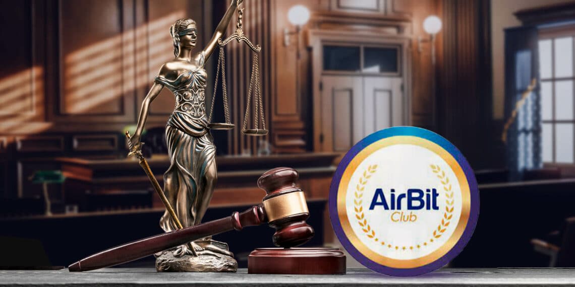 Tribunal con logo de AirBit Club.