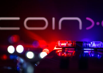 logo de CoinX entre luces de patrullas policiales