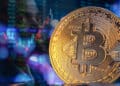 moneda de bitcoin con analista de precio y graficos de precio en el fondo