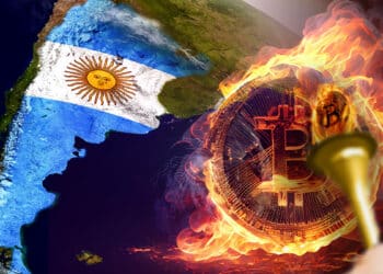 persona sosteniendo antorcha de bitcoiun con mapa de sur america en globo terraqueo con bandera de Argentina sobre territorio