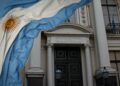 Bandera y banco central de Argentina.