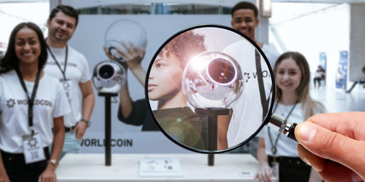 mano sosteniendo lupa sobre orbe de worldcoin
