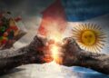puños chocando en batalla con inflación de alimentos junto a bandera de argentina en el fondo