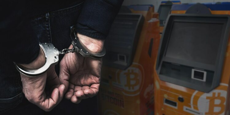 hombre arrestado con esposas sujetando sus manos con cajeros de bitcoin en el fondo