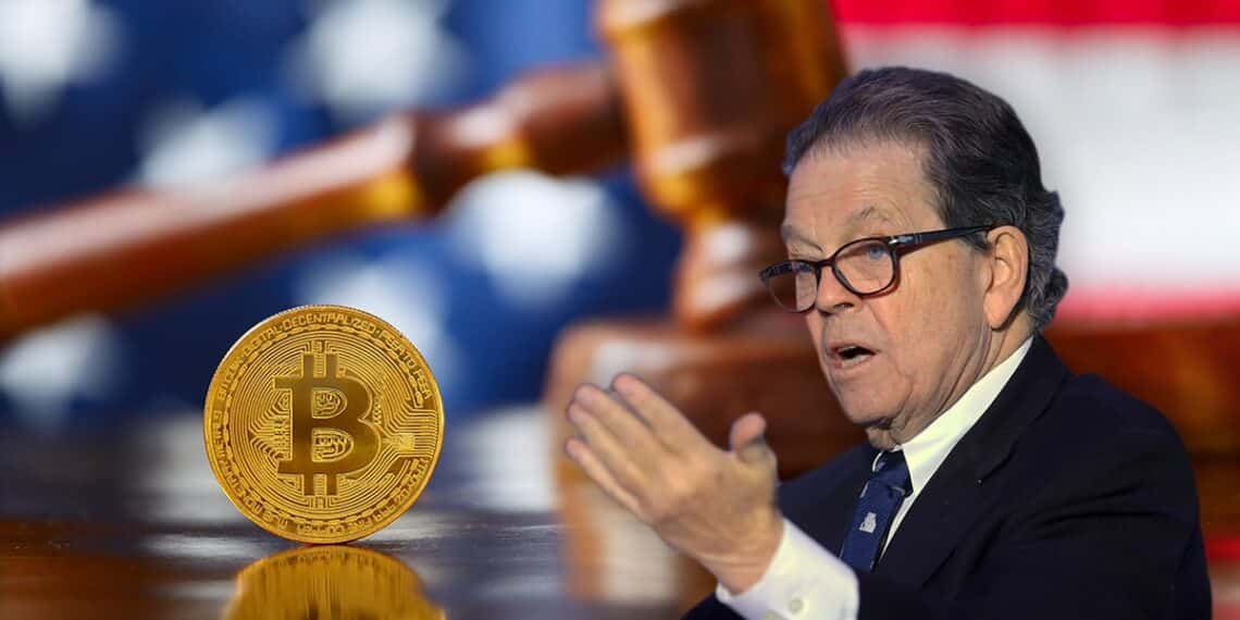 Art Laffer junto a moneda de bitcoin sobre escritorio con martillo de juez y bandera de estados unidos en el fondo