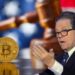 Art Laffer junto a moneda de bitcoin sobre escritorio con martillo de juez y bandera de estados unidos en el fondo