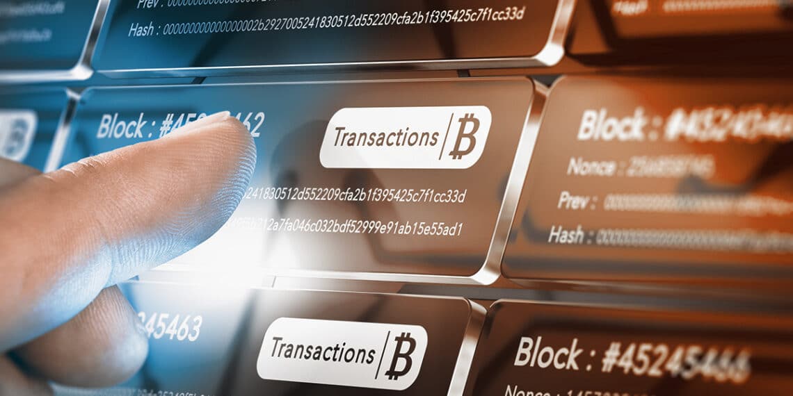 mano seleccionando bloque de transaccion en la red de bitcoin