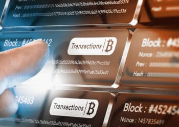 mano seleccionando bloque de transaccion en la red de bitcoin