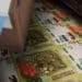 impresion de biletes de pesos argentinos con mano intorduciendo tarjeta con bandera de argentina en caja de votos