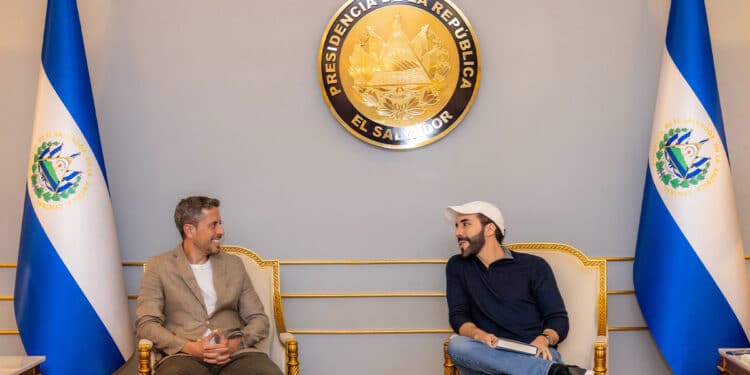 Saifedean Ammous junto a Nayib Bukele en sala de la presidencia de la República de El Salvador