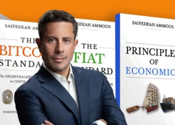 Saifedean Ammous con sus libros en el fondo