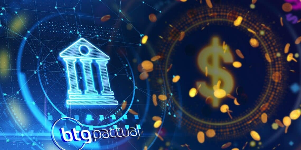 banco digital con logo de BTC pactual junto a simbolo de dolar con monedas cayendo en el fondo