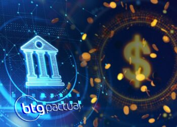 banco digital con logo de BTC pactual junto a simbolo de dolar con monedas cayendo en el fondo