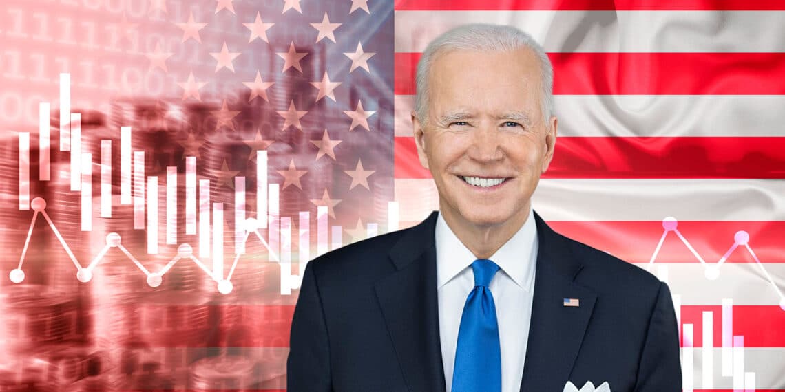 Biden, bandera de Estados Unidos y gráfico decreciente.