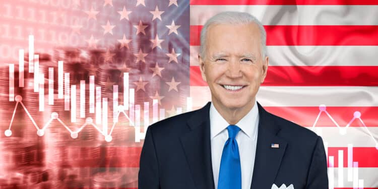 Biden, bandera de Estados Unidos y gráfico decreciente.