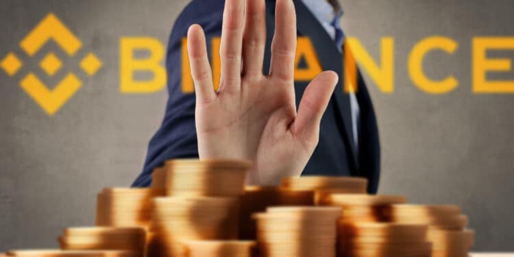 monedas apiladas con persona haciendo gesto de rechazo con la mano y logo de Binance en el fondo