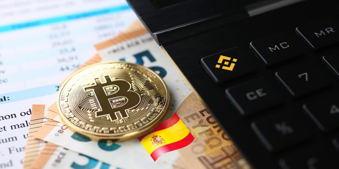 moneda de bitcoin sobre billetes de euros junto a calculadora con logo de bitcoin