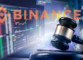 martillo de juez con computadores con exchange de criptomonedas en patalla, logo de binance y bandera de los Estados Unidos en el fondo