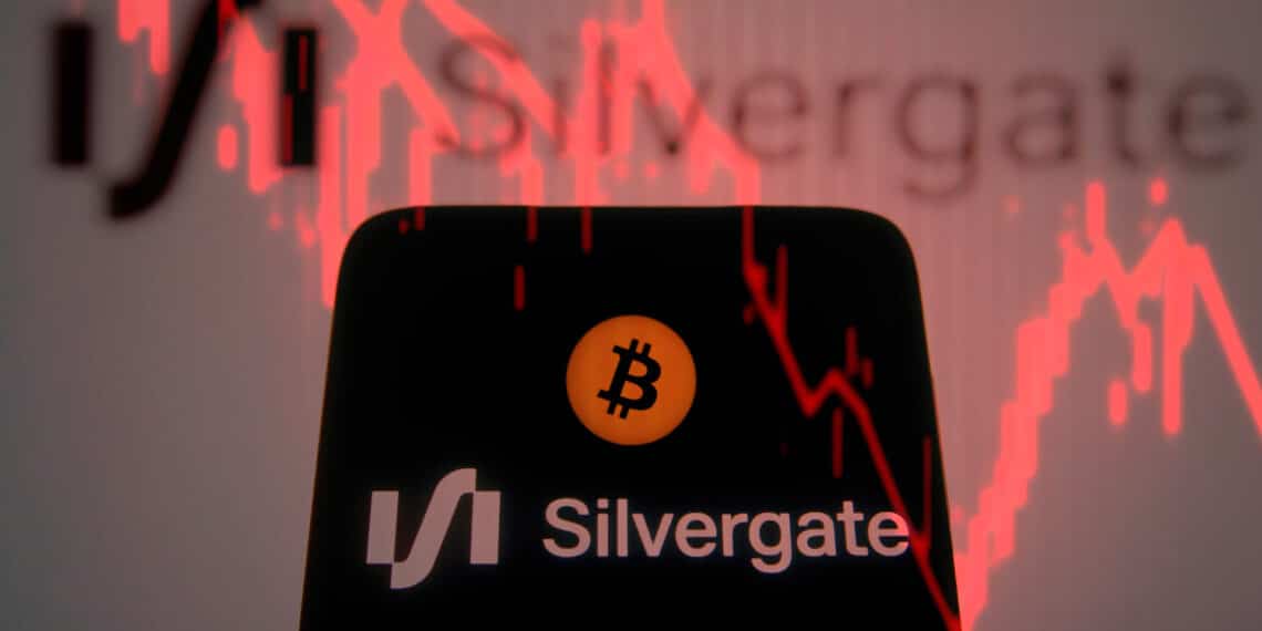 Logo de Silvergate Bank, bitcoin y gráfico decreciente rojo indicando la bancarrota.