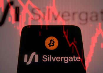 Logo de Silvergate Bank, bitcoin y gráfico decreciente rojo indicando la bancarrota.