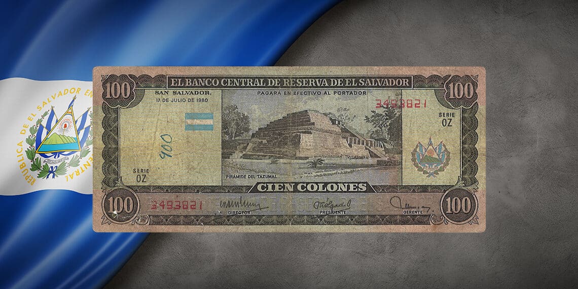 Billete de hace 40 años y bandera de El Salvador.