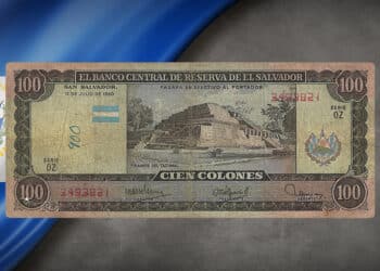 Billete de hace 40 años y bandera de El Salvador.