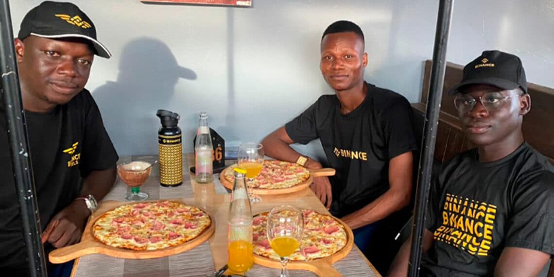 Bitcoiners celebrando el bitcoin pizza day.