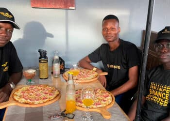 Bitcoiners celebrando el bitcoin pizza day.