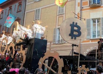 Carroza de Bitcoin durante el desfile de carnaval celebrado en Lugano, Suiza.